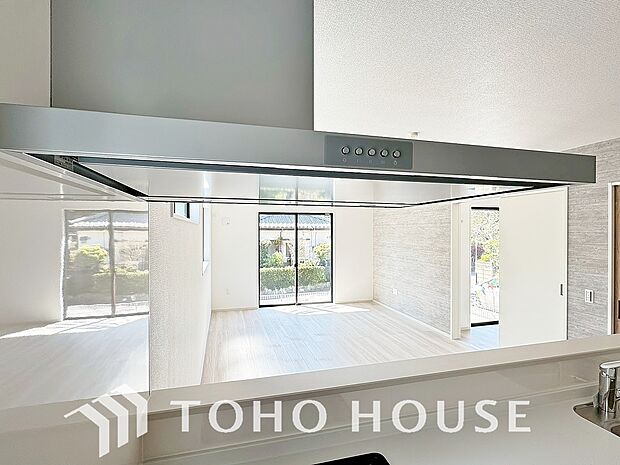 キッチンの換気扇はスタイリッシュなデザインで、日々のお手入れもラクラクな仕様となっております。