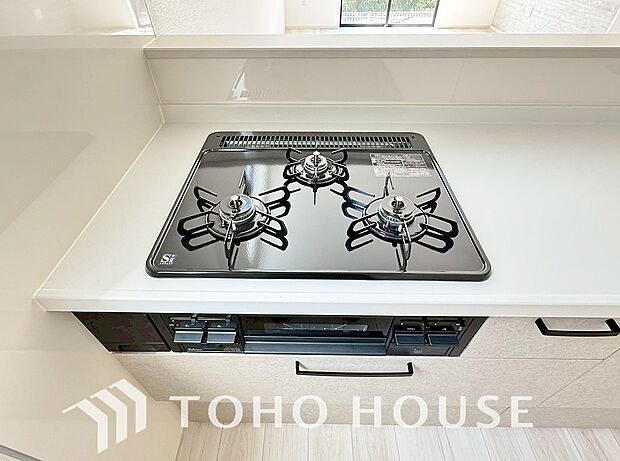 3口コンロは一度に複数のお料理を作ることができるメリットがあります。毎日のキッチンタイムを効率よく。