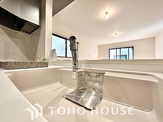 ワンタッチで浄水と原水を切り替えできる浄水器一体型水栓は水道水に含まれる有害物質を除去してくれます。