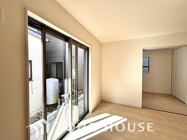 二層のガラスの間に空気層や特殊ガス層を作ることで断熱性能や結露防止効果を高めたサッシを装備してます。