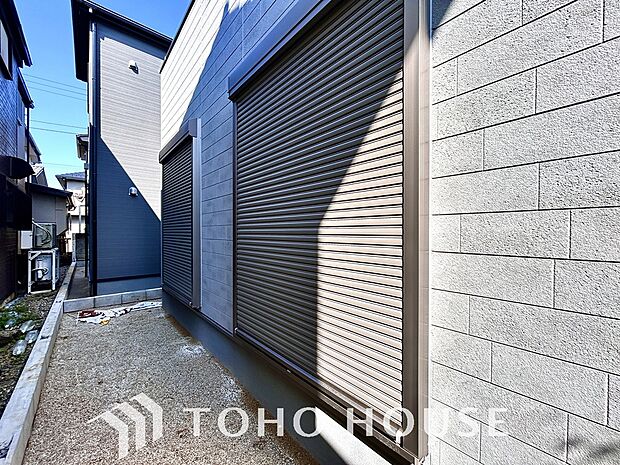 台風などの激しい雨風からお家を守るのはもちろん、空き巣対策などの防犯抑止や防音にも効果を発揮します。