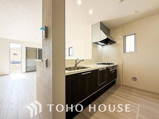 ご家族みんなで調理ができる位のスペースを実現したキッチン空間となっております。