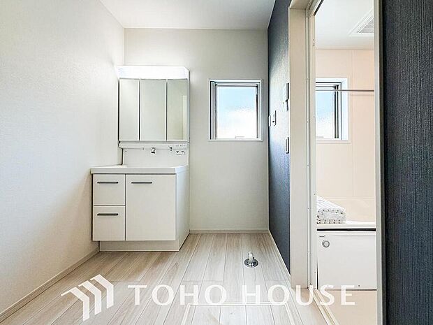 お家の中でも特にプライベートスペースとなる洗面所は、洗濯場所と浴室を同じ空間でまとめております。