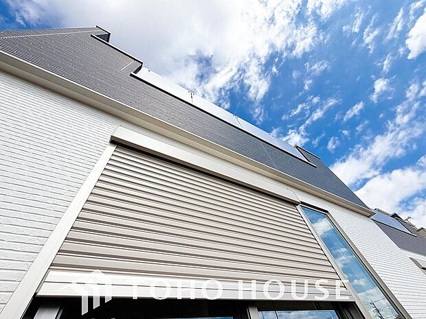 台風などの激しい雨風からお家を守るのはもちろん、空き巣対策などの防犯抑止や防音にも効果を発揮します。