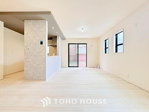 リビングも広く設け、訪れる人々を暖かく迎えてくれます。