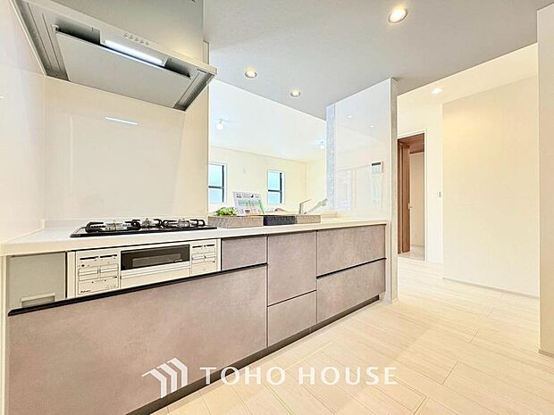 キッチンの収納は、デッドスペースになりやすい箇所を有効活用できる、スライド式収納を採用しました。