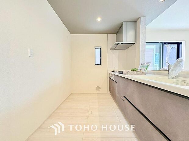 夫婦そろってキッチンに立っても調理がしやすく余裕の広さ。家事をしながら会話も弾みます。