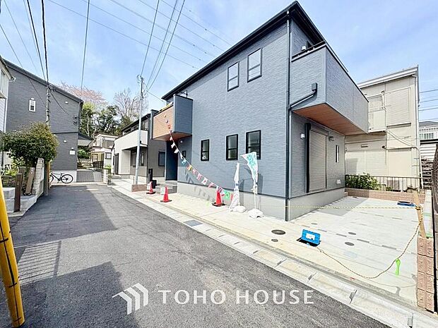 街並みの風景に包み込まれながら、瀟洒な印象も湛えて佇みます。