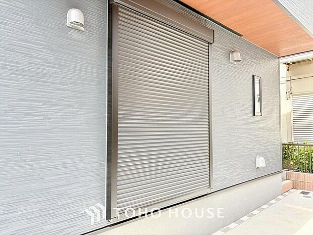 台風などの激しい雨風からお家を守るのはもちろん、空き巣対策などの防犯抑止や防音にも効果を発揮します。