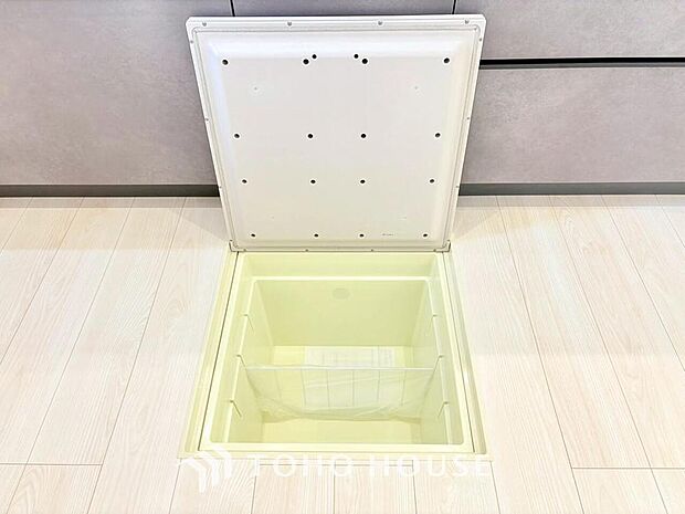 食品ストックや非常食・保存食の保管庫として活用できます。住まいの床下点検口としての役割もあります。
