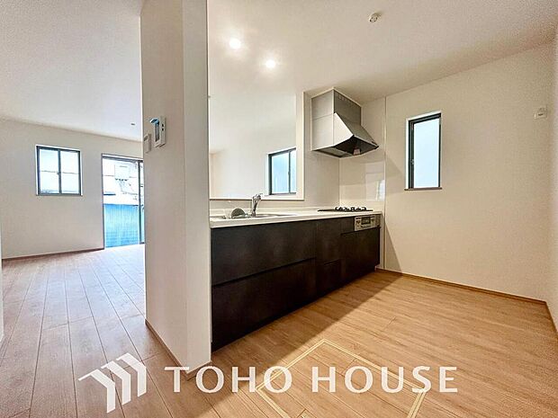 夫婦そろってキッチンに立っても調理がしやすく余裕の広さ。家事をしながら会話も弾みます。