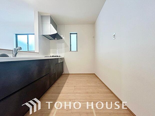 キッチンの収納は、デッドスペースになりやすい箇所を有効活用できる、スライド式収納を採用しました。