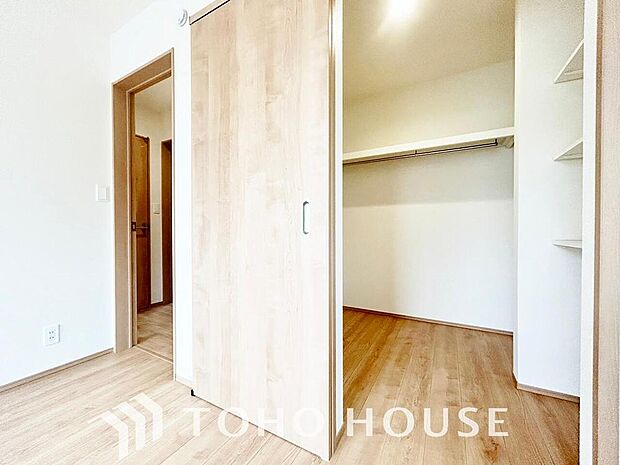 建物内部の収納には拘りました。共有部分に設けた収納。お荷物が多い方にも安心です。