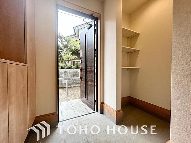 土足のまま入れるの玄関収納。ゴルフバックや部活&スポーツ用品、日常使いの傘なども収納できて便利です。