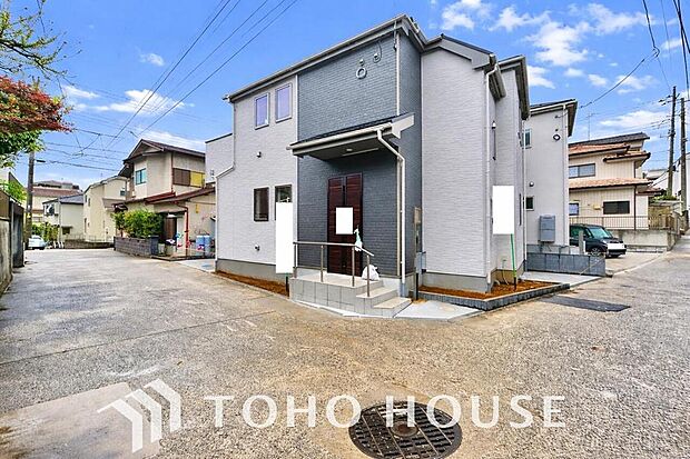 周辺環境とのコラボレーションにより明るく開放的な空間を演出しております。