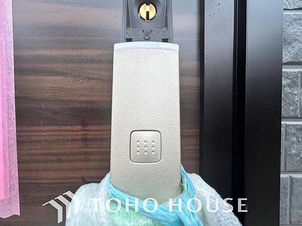 防犯対策への意識が高まっている最近では、補助錠として鍵穴のない電子錠を選ぶ方も増えています。