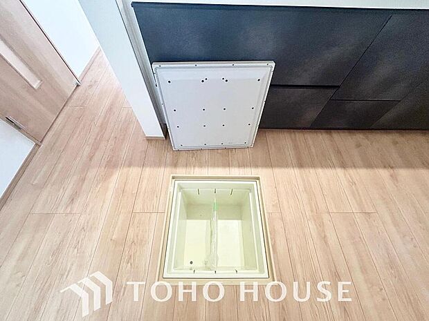 食品ストックや非常食・保存食の保管庫として活用できます。住まいの床下点検口としての役割もあります。