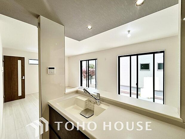 「快適な住空間」家族の暮らしに思いを馳せて、日常のワンシーンを表現したリビングダイニング。「ホワイトナチュラル」のテイストが、自然体で過ごせる心地良さを生み出しています。