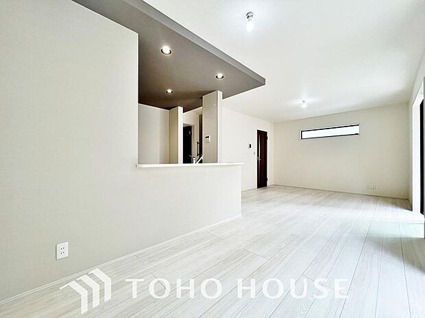 リビングも広く設け、訪れる人々を暖かく迎えてくれます。