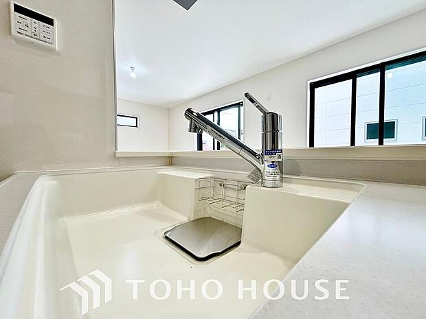 ワンタッチで浄水と原水を切り替えできる浄水器一体型水栓は水道水に含まれる有害物質を除去してくれます。