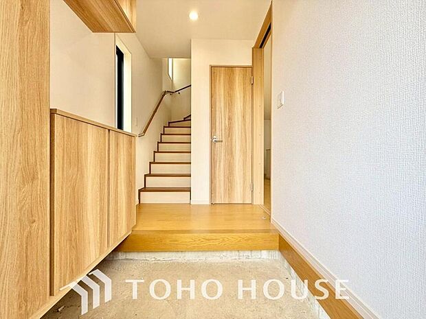 玄関そばの廊下収納。日用品のストックや防災グッズを置いたりと、何かと便利に使えます。