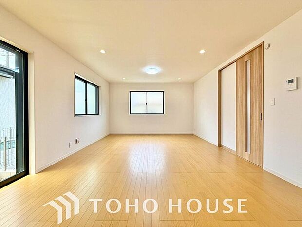 忙しい朝でも、しっかり家族が揃って食事をして頂けるゆとりある大きさのダイニングスペース。