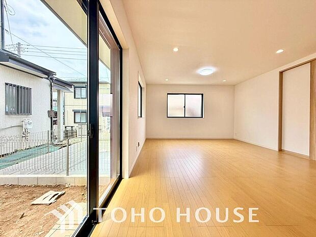 光が注がれる青い空から鮮やかに赤色にゆっくりと染まる。そんな優しい時間がここでは流れてゆく。