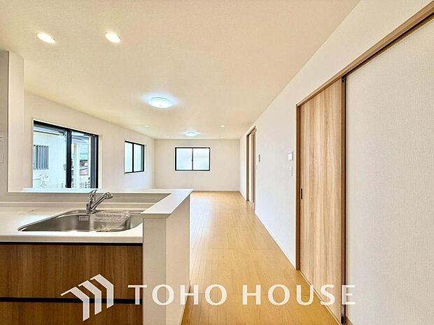 リビングも広く設け、訪れる人々を暖かく迎えてくれます。