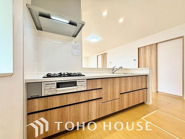 ご家族みんなで調理ができる位のスペースを実現したキッチン空間となっております。