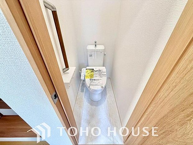 十分な広さと清潔感のあるカラーで纏まったおトイレ。時間に余裕とゆとりを持たせます。