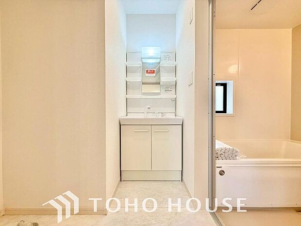 手で洗いたい大切な服など、広く使えると助かる洗面台は汚れの付きにくい形状と素材で造られております。