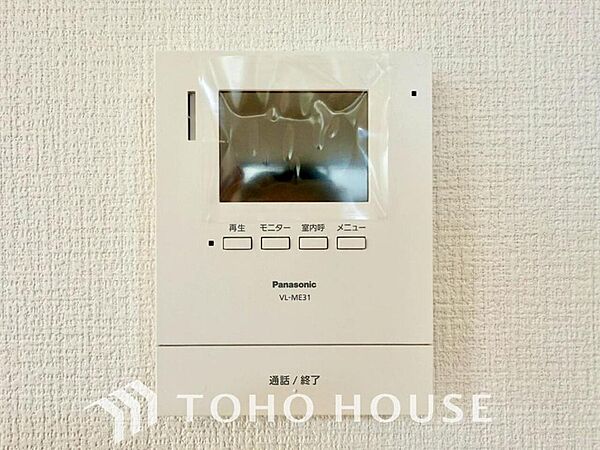 誰が来てもわかる様にモニター付きインターホンを設置。家事導線を考慮した個所に設置し、防犯性と利便性に優れ快適と安らぎを合わせた優しい設計。