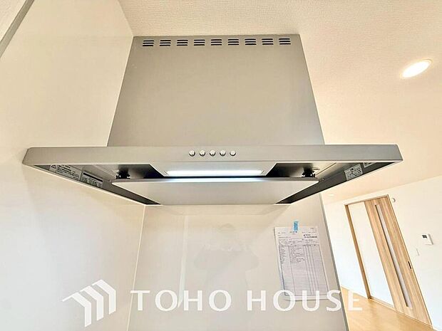 「レンジフード」見た目すっきりのスリムタイプのレンジフードが最近の流行りです。そのスタイリッシュな見た目からインテリアの一部としてもデザイン性が重視されています。掃除のし易さも◎。
