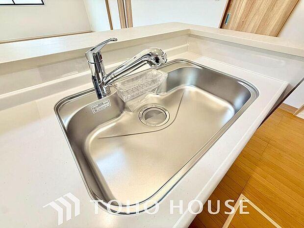 「浄水器一体型水栓」ワンタッチで浄水と原水と切り替えできる、見た目にもスマートな浄水器一体型の水栓は水道水に含まれる有害物質を除去してくれます。お茶を淹れたりお料理するにも活躍するアイテムです。