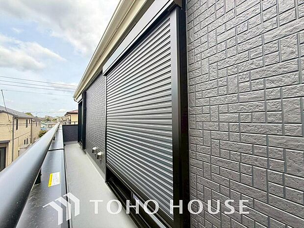 戸建にも防犯機能のシャッターを完備しております。寒い冬でも中から開閉が可能ですのでラクラクな所も便利です。