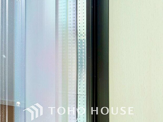 「ペアガラス」断熱複層ガラスとも呼ばれます。ガラスとガラスの間に空気層や特殊ガス層を作ることで、断熱性能や結露防止効果を高めたガラスを採用したサッシが装備されています。