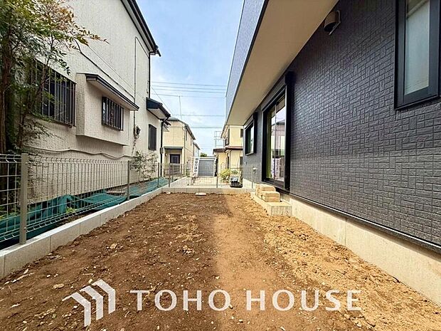 リビングの窓先に緑を感じる生活が贅沢に感じる世の中です。ガーデニングで癒しの空間を。