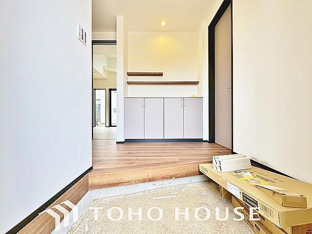 ゲストを招き、家族を迎える玄関は、ディスプレイや照明にこだわってみてはいかがでしょうか。