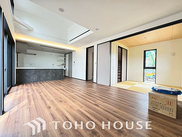 広いＬＤＫでは家族が集まり一緒の時間を過ごせる工夫がされております。