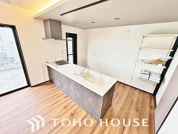 キッチンの収納は、デッドスペースになりやすい箇所を有効活用できる、スライド式収納を採用しました。