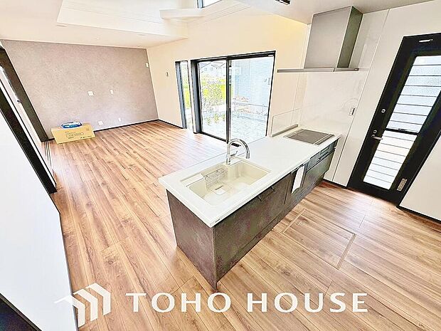 広々キッチンを採用。みんなで作った料理を召し上がりながらの会話は、どのような物になるのでしょうか。