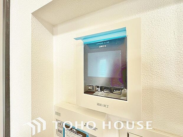 誰が来てもわかる様にモニター付きインターホンを設置。家事導線を考慮した個所に設置し、防犯性と利便性に優れ快適と安らぎを合わせた優しい設計。