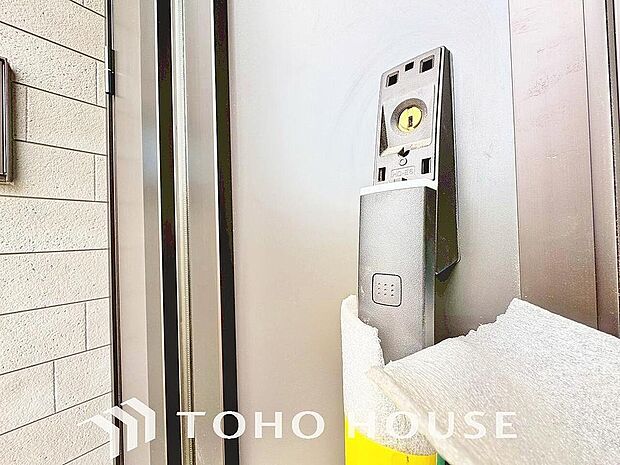 ICチップを用いたカードやボタンなどで玄関扉の鍵の施錠・解錠が出来る設備。