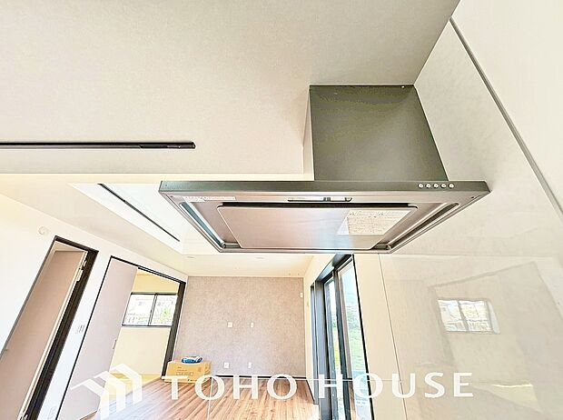 昨今主流のスリムタイプのレンジフード。スタイリッシュな見た目からインテリアとしても人気がある型です。