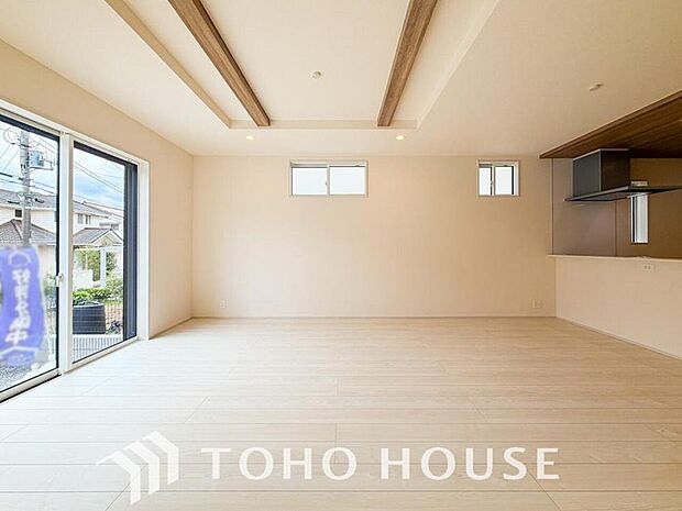 リビングも広く設け、訪れる人々を暖かく迎えてくれます。 