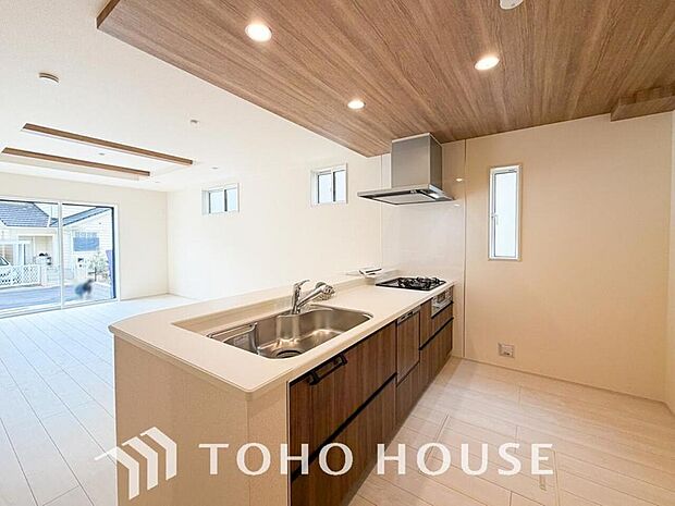 夫婦そろってキッチンに立っても調理がしやすく余裕の広さ。家事をしながら会話も弾みます。