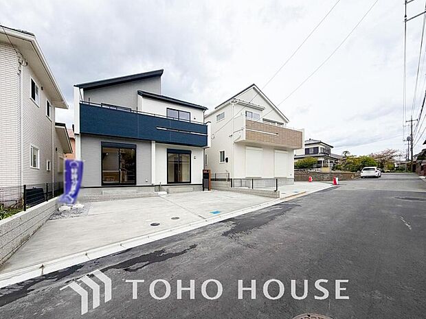 周辺環境とのコラボレーションにより明るく開放的な空間を演出しております。