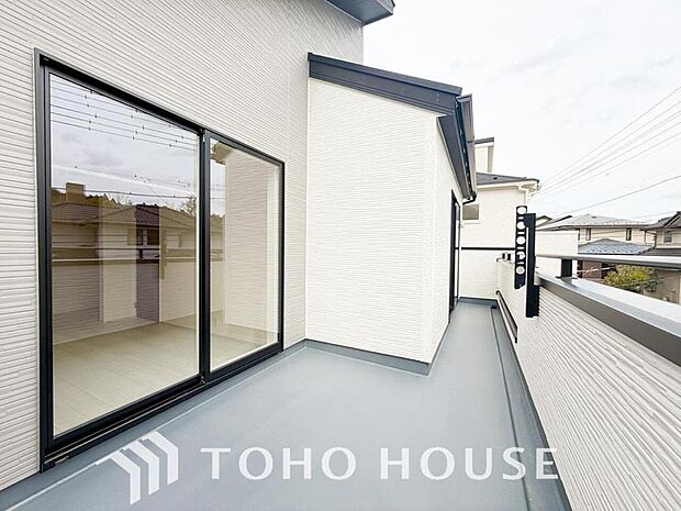 暖かい陽ざしが差込むバルコニーは、晴れた日には、洗濯物が良く乾きます。また、風通しも良好です。