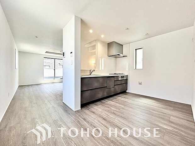 夫婦そろってキッチンに立っても調理がしやすく余裕の広さ。家事をしながら会話も弾みます。