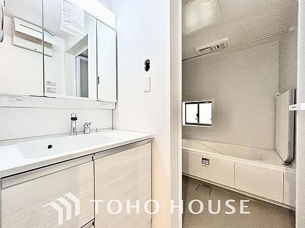 手で洗いたい大切な服など、広く使えると助かる洗面台は汚れの付きにくい形状と素材で造られております。